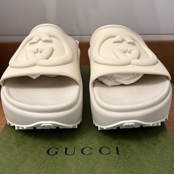 Gucci sandal with interlocking G - Picture 2 of 11